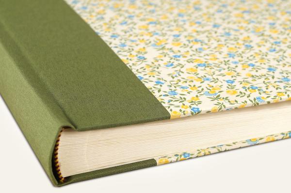 Fotoalbum, Leinenrücken grün, Einbandpapier Blütenmuster klein, Blümchen gelb, hellblau